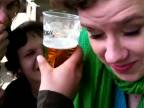 Češka vypila pivo cez ucho