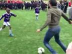 Robin Van Persie vs. mladí futbalisti
