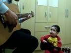 Roztomilý 2-ročný gitarista