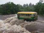 Autobus s turistami a rozvodnená rieka