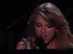 Taylor Swift nakopali počas Grammy do hlavy