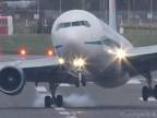 Boeing 767 - pristávanie pri silnom bočnom vetre