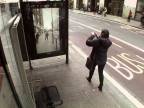 Šokujúci pútač na autobusovej zástavke