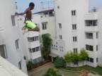 Šialený skok zo strechy hotela do bazénu