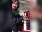 Bezdomovec skomponoval emotívnu skladbu