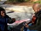 Bezdomovec náhodne vstúpil do videa spevákovi, vzniklo nádhe