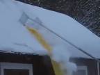 Odstraňovanie snehu zo strechy