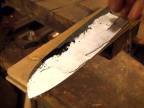 Kováč vyrába tradičný japonský kuchynský nôž santoku