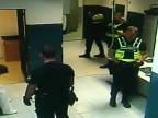 Policista kope zadrženého muže do hlavy