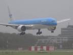 Boeing 777 pristáva za búrky (Schiphol, Amsterdam)