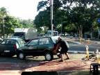 Auto zaparkované na cyklochodníku (Brazília)