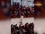 Moderný kňaz z Filipín zožal potlesk