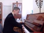 Klavirista bez prstov na rukách (Rusko)