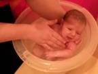 Kúpanie bábätka v kýbliku