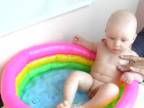 Prvé kúpanie bábätka v bazéniku