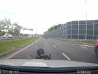 Milý šofér škody vs. motorkár (Poľsko)