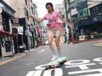 Ko Hyojoo brázdi ulice Soulu na longboarde
