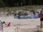 Diviak robil "poriadky" na poľskej pláži