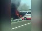 Pri požiari autobusu zahynulo najmenej 26 ľudí.