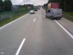 Policajti cúvajú na diaľnici (reakcia poľského vodiča)