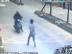 Zneškodnenie zlodeja na mopede (Kung-fu štýl)
