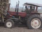 Indickí traktoristi sa zabávajú s nadrozmerným nákladom