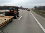 Na poľskej diaľnici natočili "bardzo szybki traktor"
