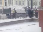 Odhrabávanie snehu naopak (Rusko)