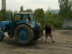 Traktor vs. AUDI (magori sa bavia na vrakovisku)