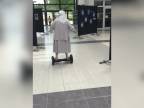 77-ročná mníška chytila na hoverboarde druhý dych!