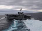 Keď driftuje lietadlová loď USS Abraham Lincoln