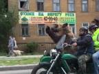 Keď uvidíš v sajdke medveďa, vieš že si v Rusku!