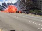 Ľudia tlieskali, keď policajtov odpálila bomba (Venezuela)