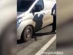 Policajt testuje kvalitu okien na Hyundai iLoad