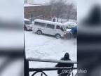 Niekomu by sa asi zišli snehové reťaze (Rusko)