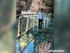 Prechádzka po sklenenom moste v Číne