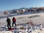 Ranná prechádzka okolo zamrznutého jazera