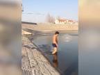 Takmer jeho posledné plávanie! (Čína)