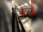Mr. Debil sa ponáhľa na metro