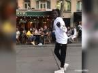 Salif a jeho moonwalk na ulici v Paríži