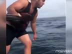 Rybár riskoval život, aby zachránil veľrybu (USA)