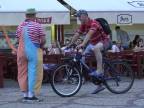 Klaun zastavil neopatrného cyklistu (Poľsko)