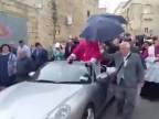 Maltský arcibiskup využil Porche ťahané deťmi