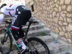 Peter Sagan trénuje s bicyklom na schodoch (Malorka)