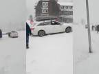 Pod Sněžkou sa kvôli kalamite zrazili autá (Česko)