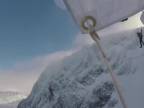 Zoskok zo zasneženého vrcholu Ben Nevis