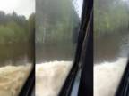 Ruský šofér autobusu počas záplav pustil tematickú pieseň