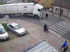 Babka vbehla pod kamión (Poľsko)