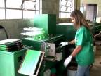 Ako sa vyrábajú metly a laná z plastových fliaš (Brazília)