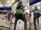 Horúce chvíle na medzinárodnom letisku Ček Lap Kok